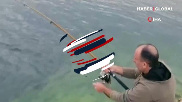 Elazığlı balıkçılar, olta ile 1.5 metrelik balık tuttu