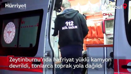 Zeytinburnu'nda hafriyat yüklü kamyon devrildi, tonlarca toprak yola dağıldı