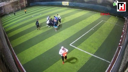 İstanbul'da halı sahada korku dolu anlar!