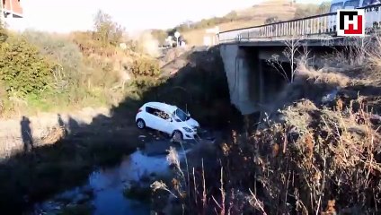 Dereye düşen otomobildeki 2 öğretmen ağır yaralandı -