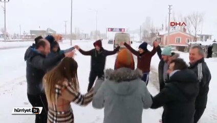 Kop Dağı'nda yolları kapanan yolcular halay çekerek ısındı