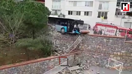 Halk otobüsü okulun istinat duvarını yıktı