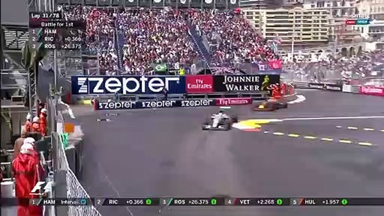 Pit stop öncesi Hamilton ve Ricciardo mücadelesi