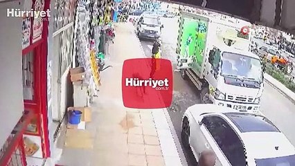 Kaldırımda duran hamile köpeğe böyle tekme attı