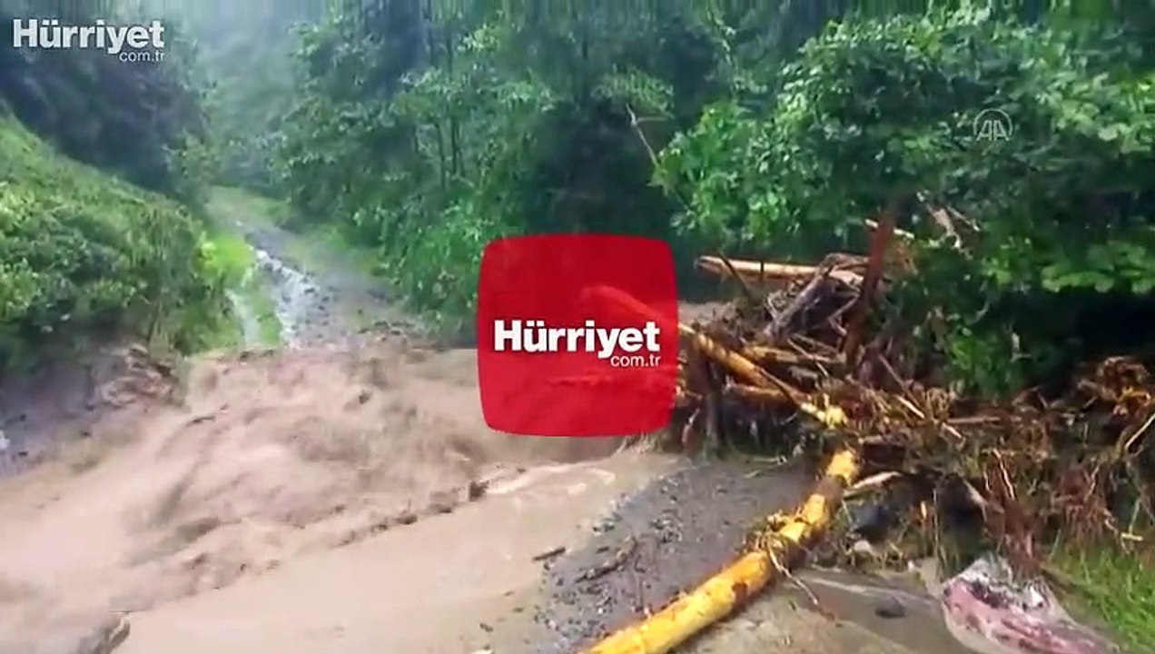 Of'ta şiddetli yağış heyelanlara neden oldu