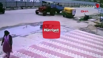 Hindistan'da ilginç kaza kamerada