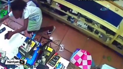 Kadınlar çalışanı oyaladı, küçük çocuk çaldı