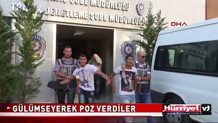 PİŞKİN HIRSIZLAR GÜLÜMSEYEREK POZ VERDİLER