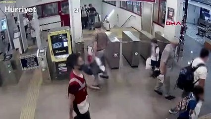 Yürüyen merdivenlerde hırsızlık anı kamerada