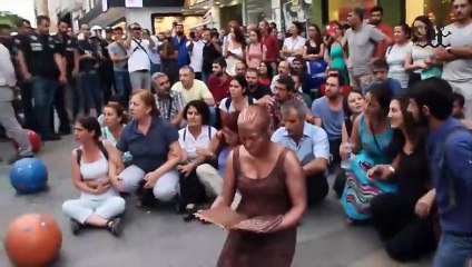 Polis, sanatçıyı heykel zannedince müdahale etmedi
