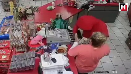 Çaldığı paraları doldurduğu pantolonu düştü, paralar kaldırıma saçıldı