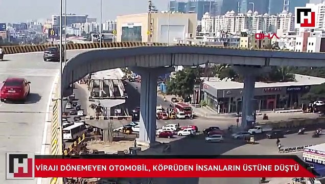 Virajı dönemeyen otomobil, köprüden insanların üstüne düştü