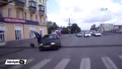 Rusya'da otomobil yayayı havaya uçurdu