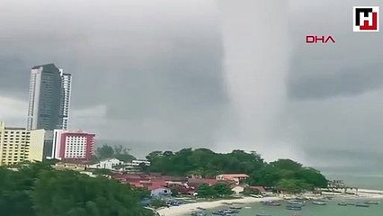 Malezya'daki dev hortum yürekleri ağza getirdi