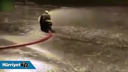 İtfaiyecinin hortumla zor anları