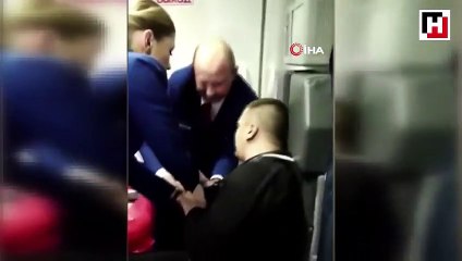 Uçağı birbirine katan yolcu hostes koltuğuna bağlanarak durdurulabildi