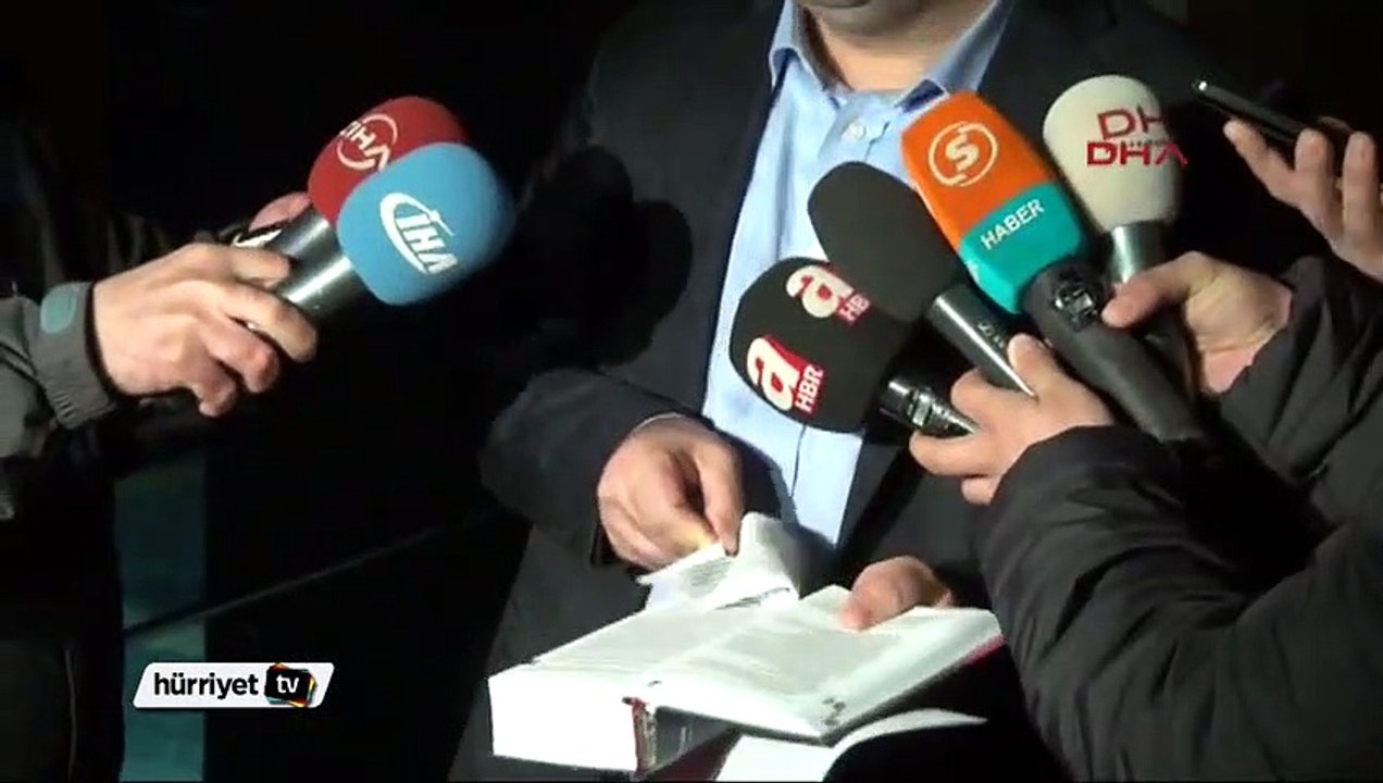 Akyürek'in avukatı adliye önünde TCK kitabını yırttı