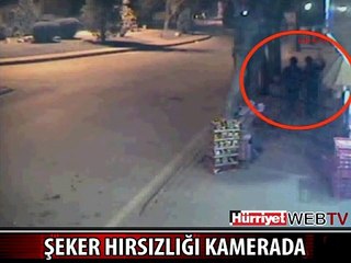 ŞEKER DOLU ÇUVALI ÇALARKEN KAMERAYA YAKALANDILAR