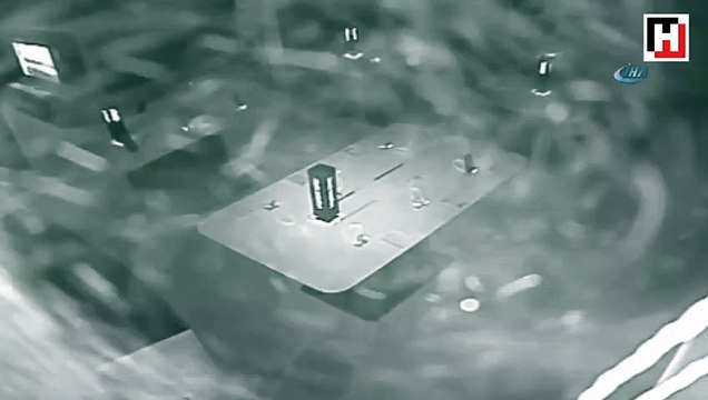 Camları kırıp iş yerlerini soyan hırsızlar kamerada