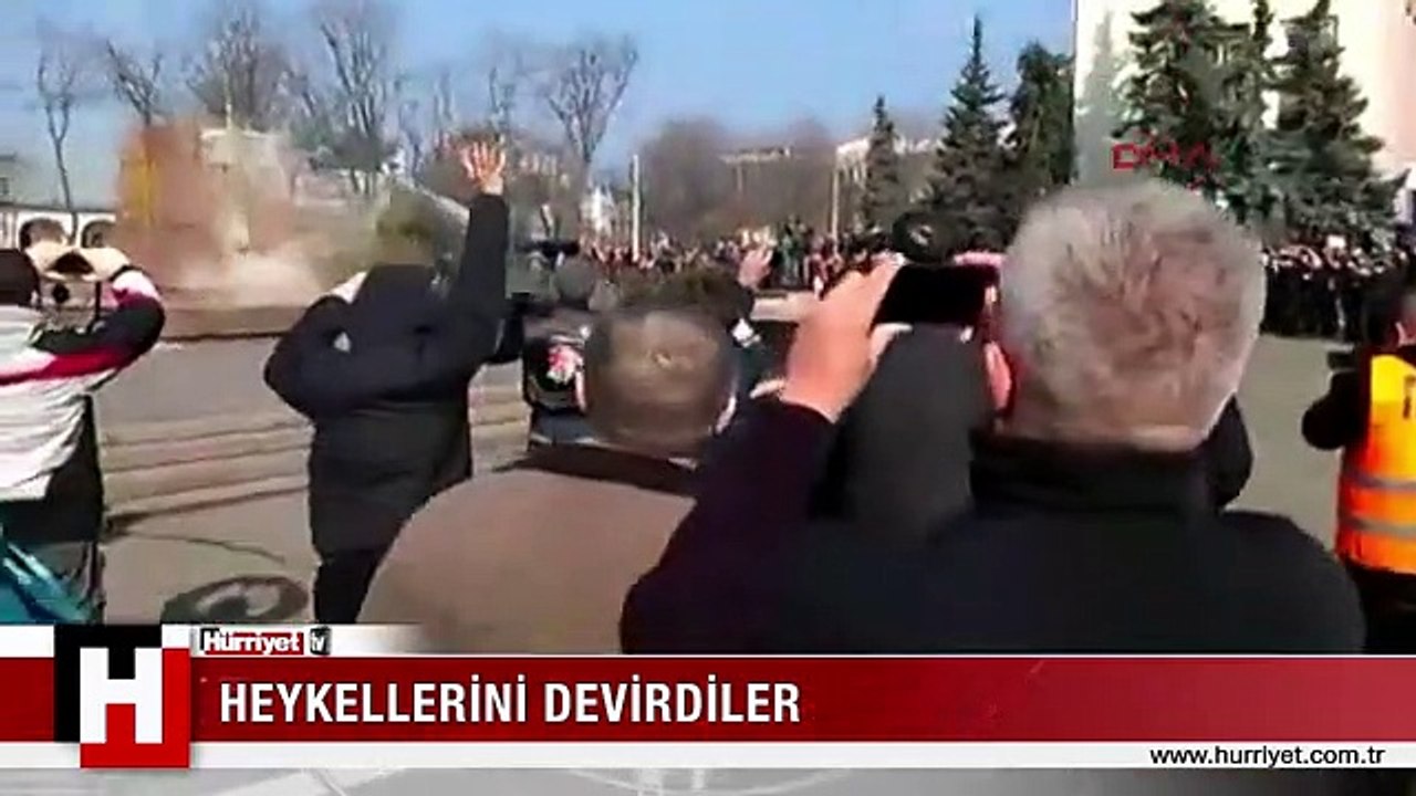 UKRAYNA'DA LENİN HEYKELLERİNİ DEVİRDİLER