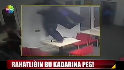 Kafeden kalkarken televizyonu çalan hırsızın rahatlığı