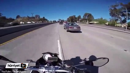 Sen misin otoyolda ayakları dışarıda keyif yapan !