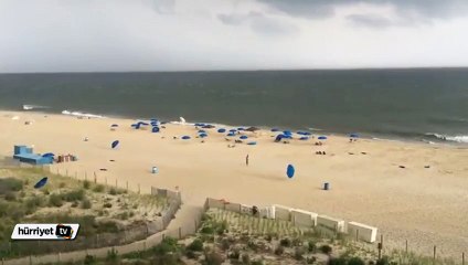 Plaj şemsiyelerinin rüzgarla dansı