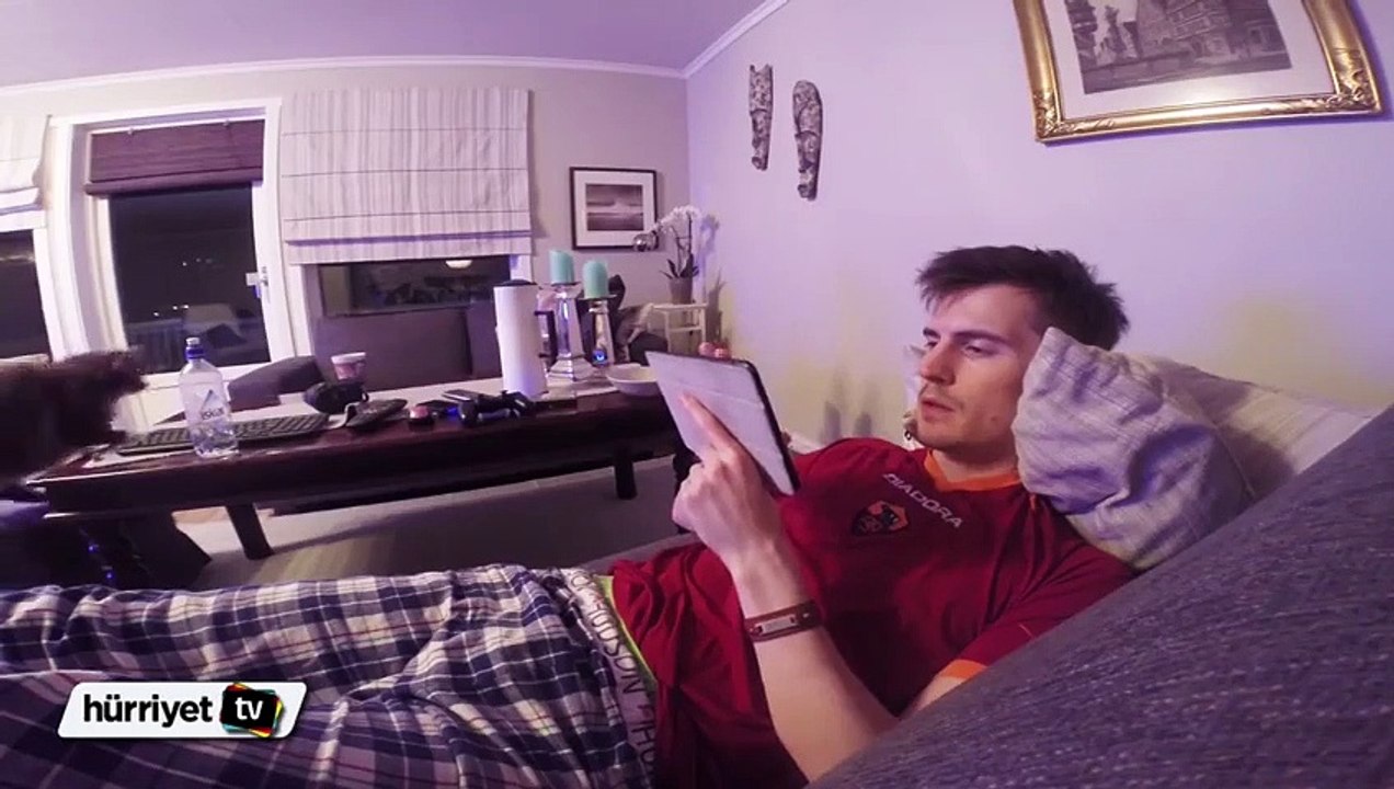 Bu kedi, sahibinin oyun oynamasına izin vermiyor!