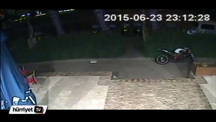 Motosikleti çalarken kameraya yakalandı