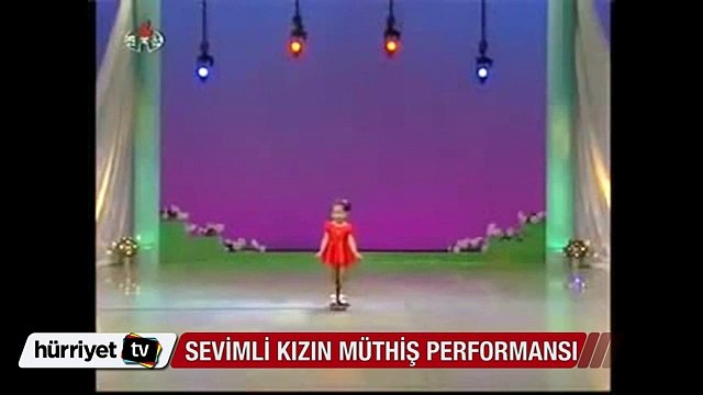 Sevimli kız şarkı söylerken kendinden geçiyor