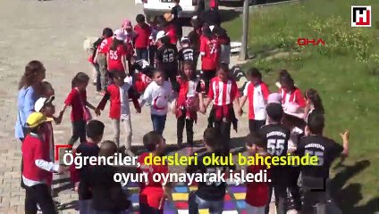 Dersleri bahçede oyun oynayarak işlediler