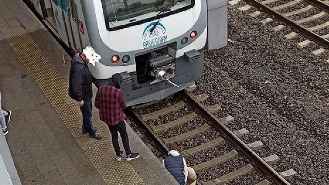 Raylara düştü: Ölüme 3 metre