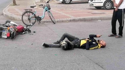 Plakası bantla kapatılmış motosikletiyle otomobile çarpıştı, kaza anı kameraya böyle yansıdı