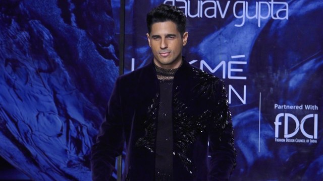 Lakme Fashion Week: सिद्धार्थ मल्होत्रा ने की अपने डिज़ाइनर की खूब तारीफ़