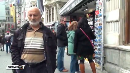 Taksim’de ölü takliti yapan köpek yoğun ilgi gördü
