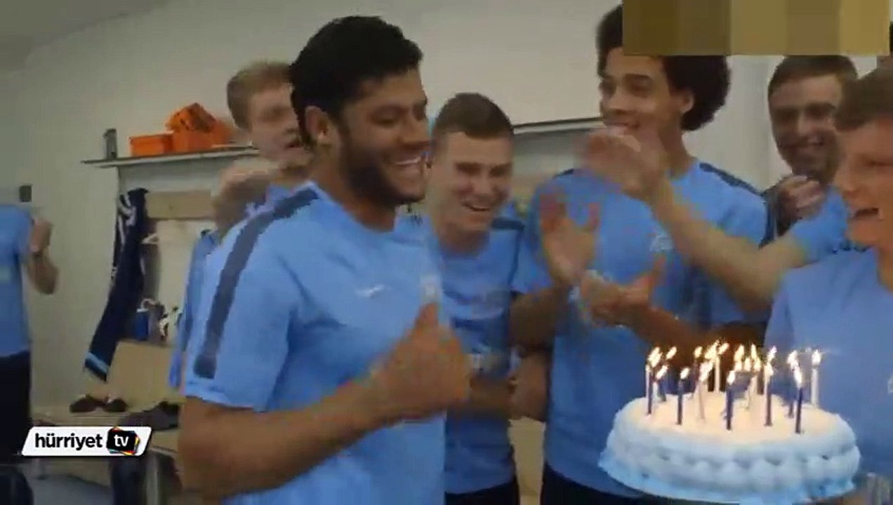 Hulk doğum günü pastasını üfleyince...