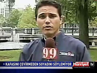 KAFASINI ÇEVİRMEDEN SOYADINI SÖYLEMİYOR