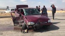 Elazığ haberleri! Elazığ'da iki otomobil çarpıştı: 3'ü çocuk 7 yaralı