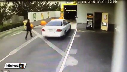 Kadın sürücü oto yıkama makinasına dalınca