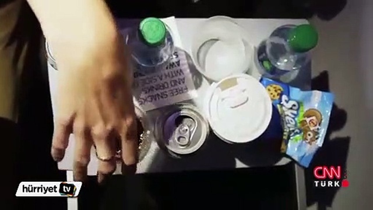 Uçakta pencere kenarında hapis kalan kadının dramı