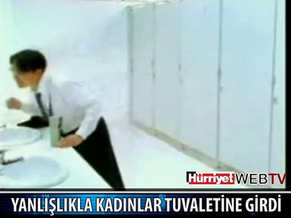 FARKINDA OLMADAN KADINLAR TUVALETİNE GİRDİ