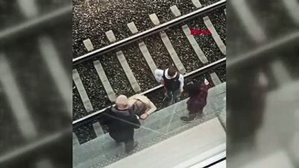 Raylara düştü; tren 3 metre kala durduruldu
