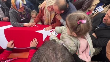 Yürekleri dağlayan anlar... Şehit düşen babasının fotoğrafını annesine böyle gösterdi