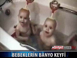 BEBEKLERİN BANYO KEYFİ