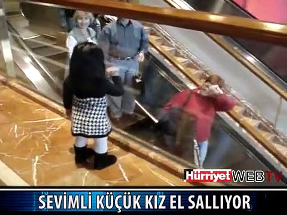 SEVİMLİ KÜÇÜK KIZ HERKESİ GÜLÜMSETTİ