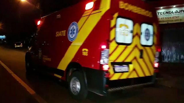 Homem fica ferido ao brigar no 'bailão' e é socorrido pelo Siate, no Santa Felicidade