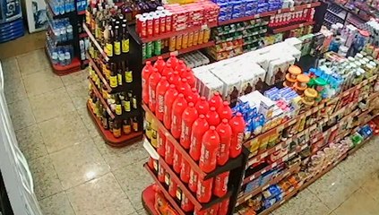 Câmeras de segurança flagram ação de 'ladra de bebidas', no Brasmadeira