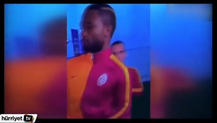 Sneijder Türk bayrağını öptü