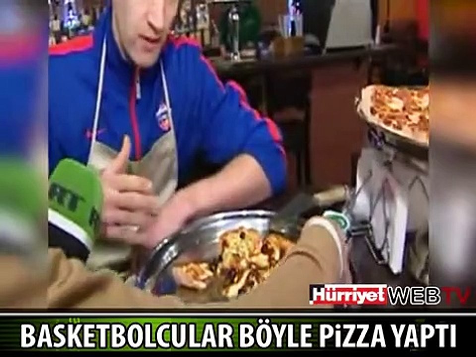 BASKETBOLCULAR HAMUR YOĞURUP PİZZA YAPTI