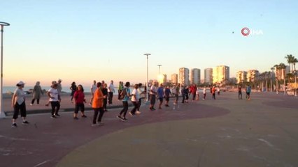 Mersinliler güneşin doğuşunu sporla karşılıyor